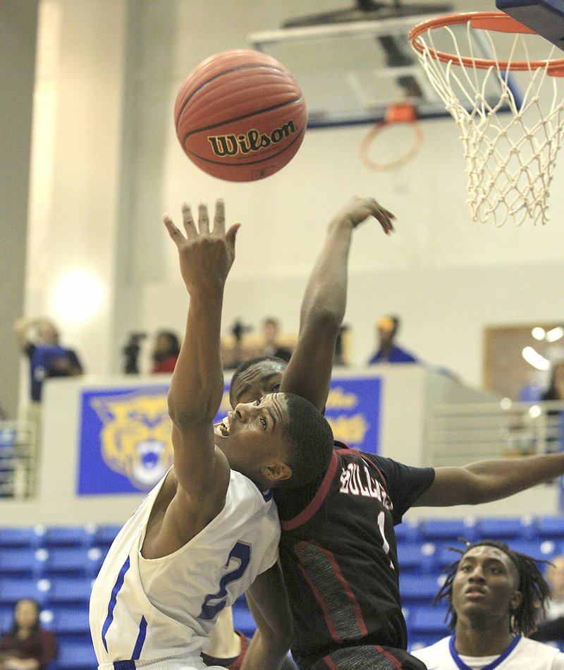 Bryant's Khalen Robinson (left) and Springdale's Jujuan Boyd try to corral a rebound Wednesday in North Little Rock.