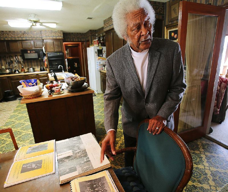 Arkansas Democrat-Gazette/THOMAS METTHE -- 3/29/2018 --
Oliver Elders talks about his basketball coaching and playing days on Thursday, March 29, 2018, at his home in Little Rock. 