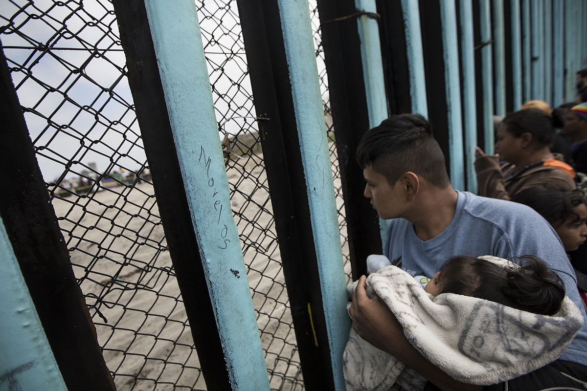 Buses carrying Central American migrants roll to US border | The ...