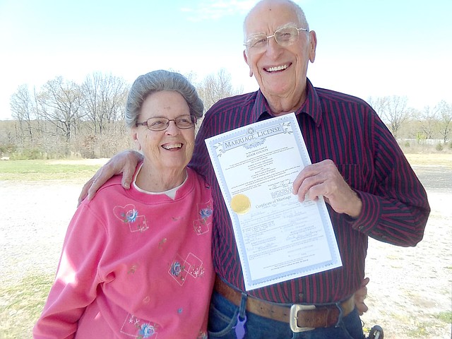 COURTESY PHOTO Bonita Hill Curtsinger and Robert Curtsinger met at Lincoln Senior Center and recently married at a church in Stilwell, Okla.