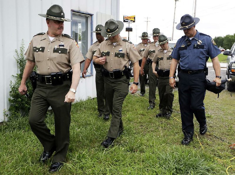 Tennessee lawmen head to a news conference Friday in Dickson, Tenn., after the capture of Steven Wiggins.  
