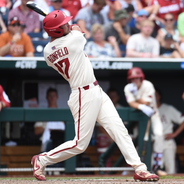 Arkansas rides 8run inning to 115 CWS win over Texas