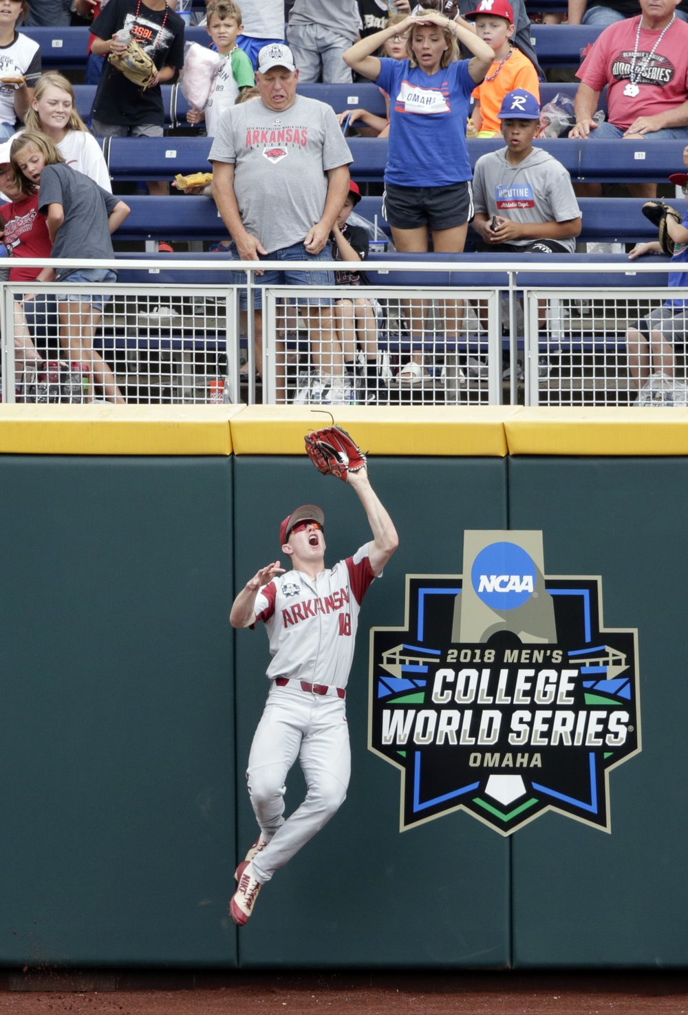 Fletcher's bat helps Arkansas handle Red Raiders at CWS