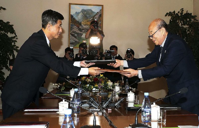 The South Korean Red Cross president, Park Kyung-seo, (right) and his North Korean counterpart Pak Yong Il, meet Friday at Diamond Mountain resort in North Korea to talk about family reunions. 