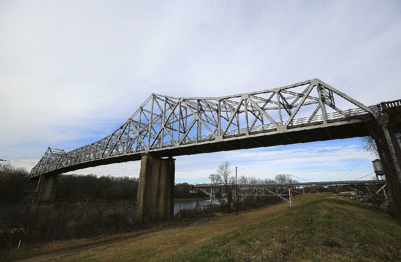 Arkansas Democrat-Gazette/STATON BREIDENTHAL --12/7/17-- A group in Clarendon is trying to convert the old U.S. Highway 79 bridge into a bicycling and walking trail. 