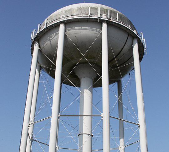 The city water tank on Hollywood Ave. (The Senitnel-Record/Richard Rasmussen)