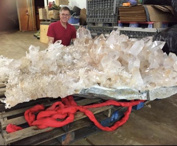 Det 8-fots, 2 000-pundiga kristallklustret som hittades i Ron Coleman-gruvan förvaras i stenbrottet tills en köpare hittas.