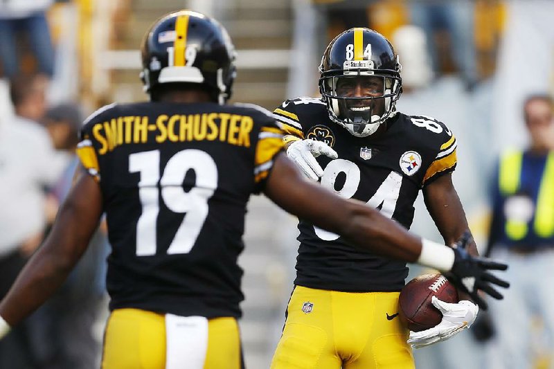 Pittsburgh Steelers wide receivers Antonio Brown (right) and JuJu Smith-Schuster celebrate after Brown scored a touchdown during last year’s game against the Cincinnati Bengals. Both Brown and Smith-Schuster said they’re anticipating another physical battle with the Bengals today. 
