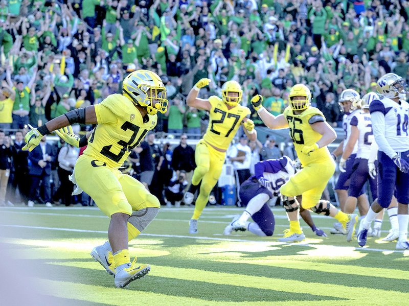 Oregon running back CJ Verdell (34), scores the winning touchdown in overtime to beat Washington 30-27 during a NCAA college football game in Eugene, Ore., Saturday, Oct. 13, 2018. (AP Photo/Thomas Boyd)