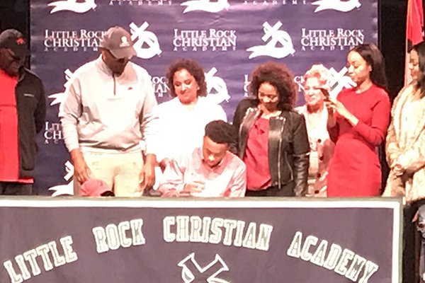 Justice Hill signed his letter of intent to play basketball at Arkansas on Wednesday.