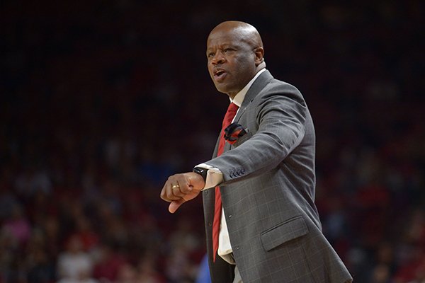 Arkansas coach Mike Anderson speaks to his players during a time out against University of Texas at Arlington Friday, Nov. 23, 2018, during the second half of play in Bud Walton Arena in Fayetteville. 