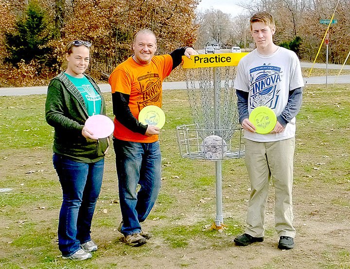 Lynn Atkins/The Weekly Vista
Bella Vista residents Valerie and Richard Frazier, along with their son Logan are starting a disc golf league to introduce the sport to more Bella Vista residents.  