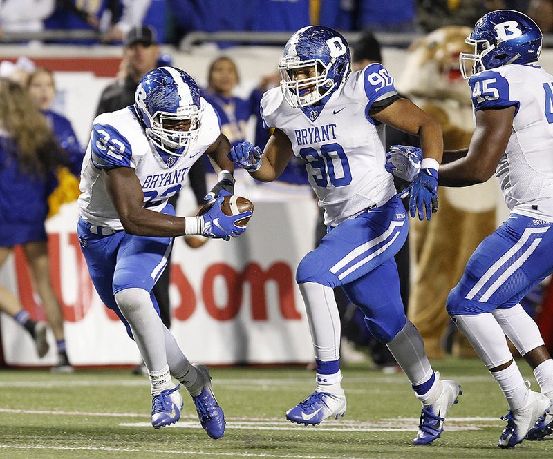 Arkansas Democrat-Gazette/THOMAS METTHE -- 12/1/2018 -- Bryant defensive end Nate Wallace (32) scoops up a fumble and returns it for a 78-yard touchdown during the fourth quarter of Bryant's 27-7 win in the Class 7A state championship football game on Saturday, Dec. 1, 2018, at War Memorial Stadium in Little Rock.