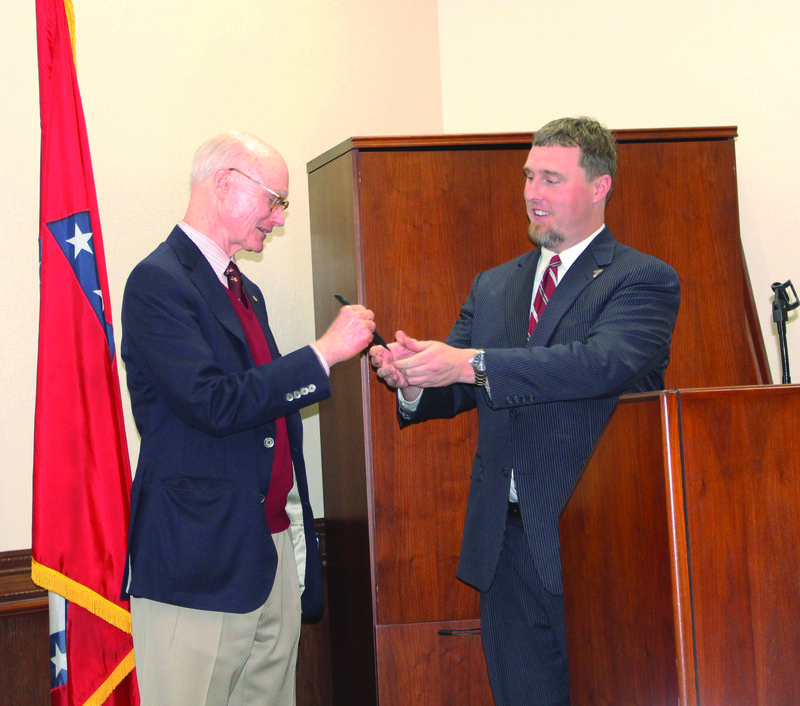 Pen: Walter E. Hussman receives a Rotary Club pen Monday from Rotary President Caleb Baumgardner after speaking to the club about the future of newspapers.