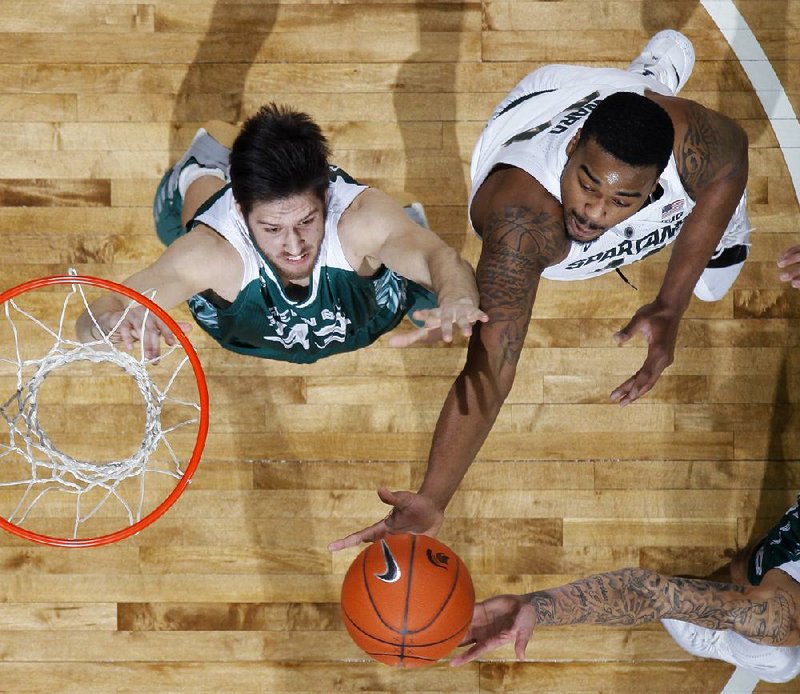 Michigan State’s Nick Ward (right) and Green Bay’s Cody Schwartz battle for a rebound during Sunday’s game in East Lansing, Mich. Michigan State won 104-83.