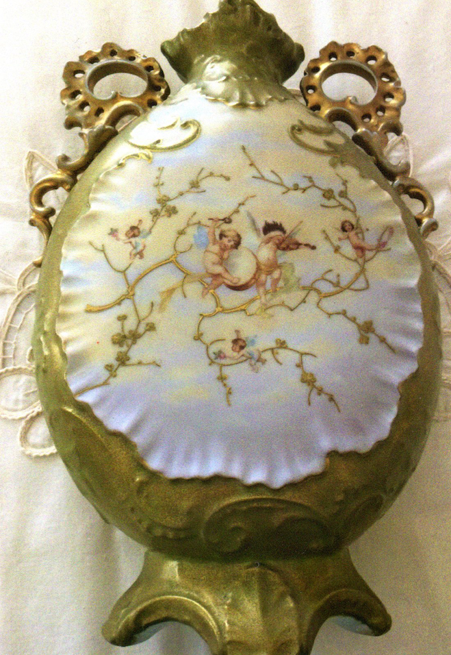 TNS
Putti play on this rococo-influenced vase.