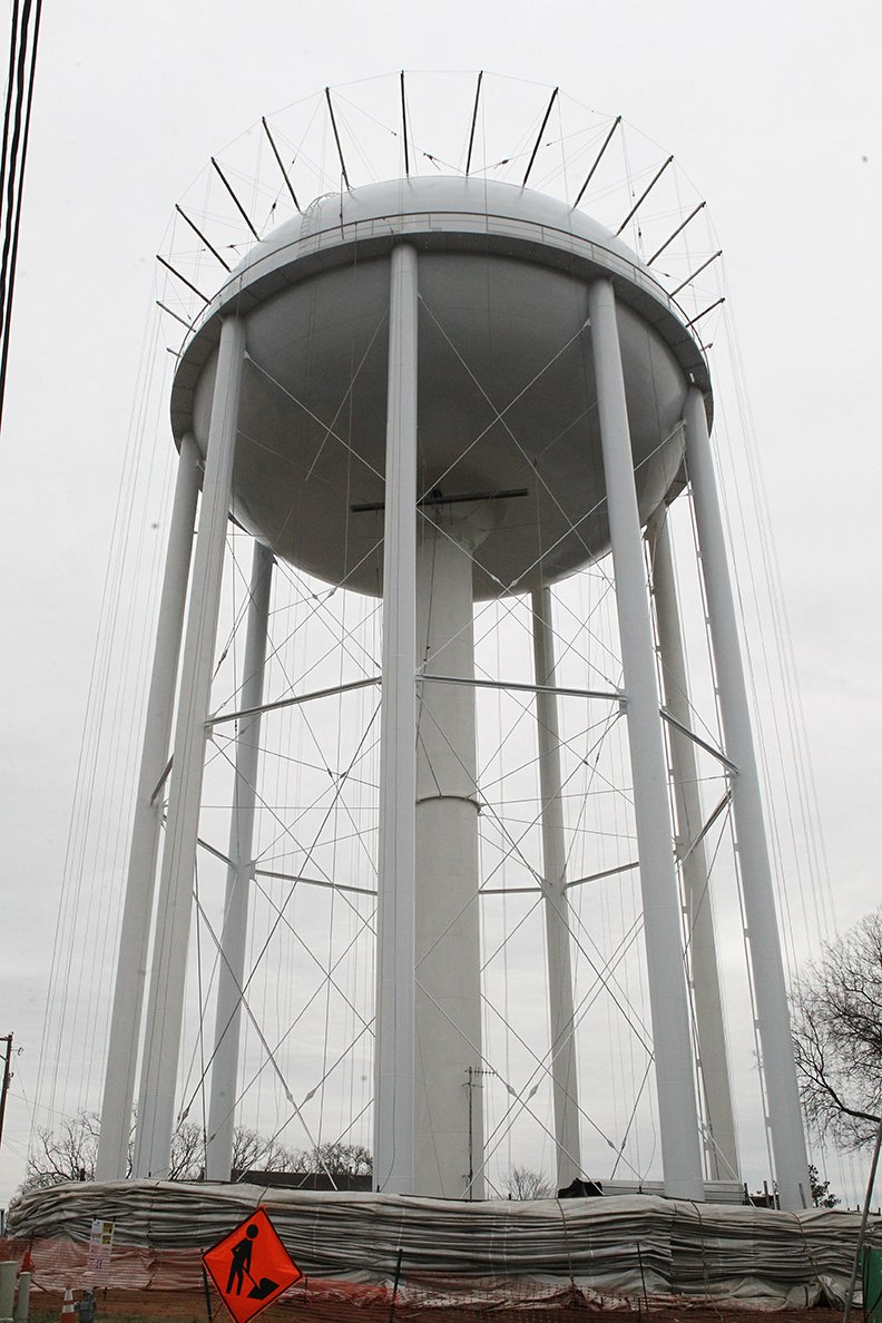 Work continues on the water tower on Hollywood Avenue Friday, January 11, 2019. (The Sentienl-Record/Richard Rasmussen)