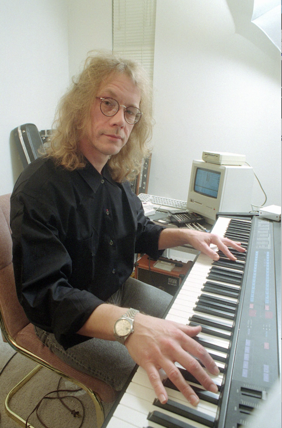 Singer song-writer Warren Zevon plays a synthesizer in his West Hollywood, Calif., apartment Oct. 25, 1989.