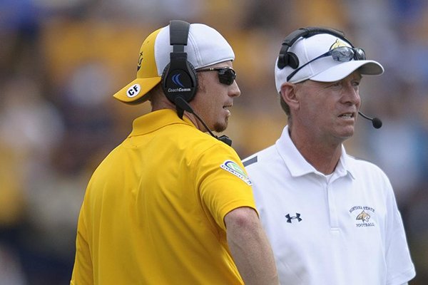 Daniel Da Prato (left) talks with Montana State head coach Rob Ash during a 2015 game. 