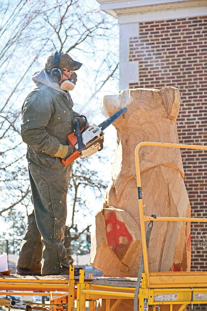 Chainsaw artist completes bear at UCA The Arkansas DemocratGazette