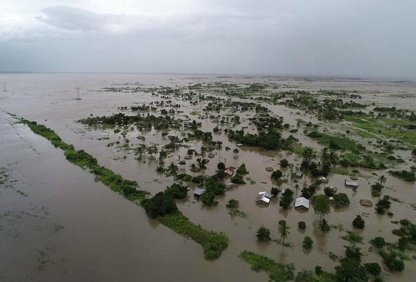 Cyclone's huge floods leave hundreds dead in southern Africa ...