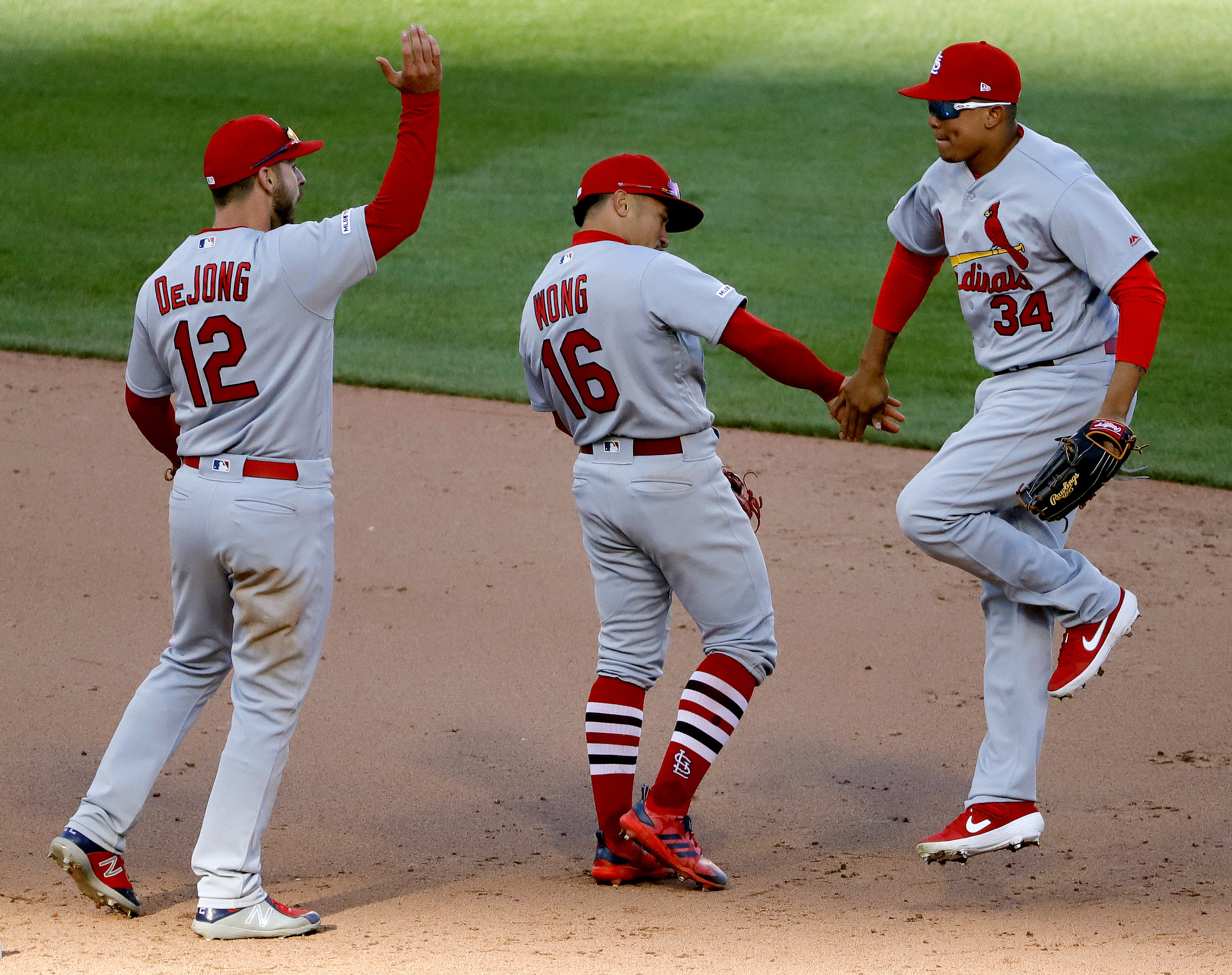 Cardinals rally to extend record win streak