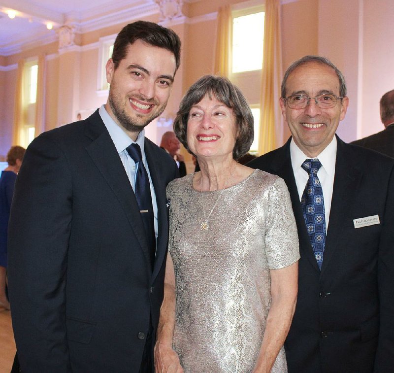 FILE — Nick Leopoulos with his parents Linda and Paul