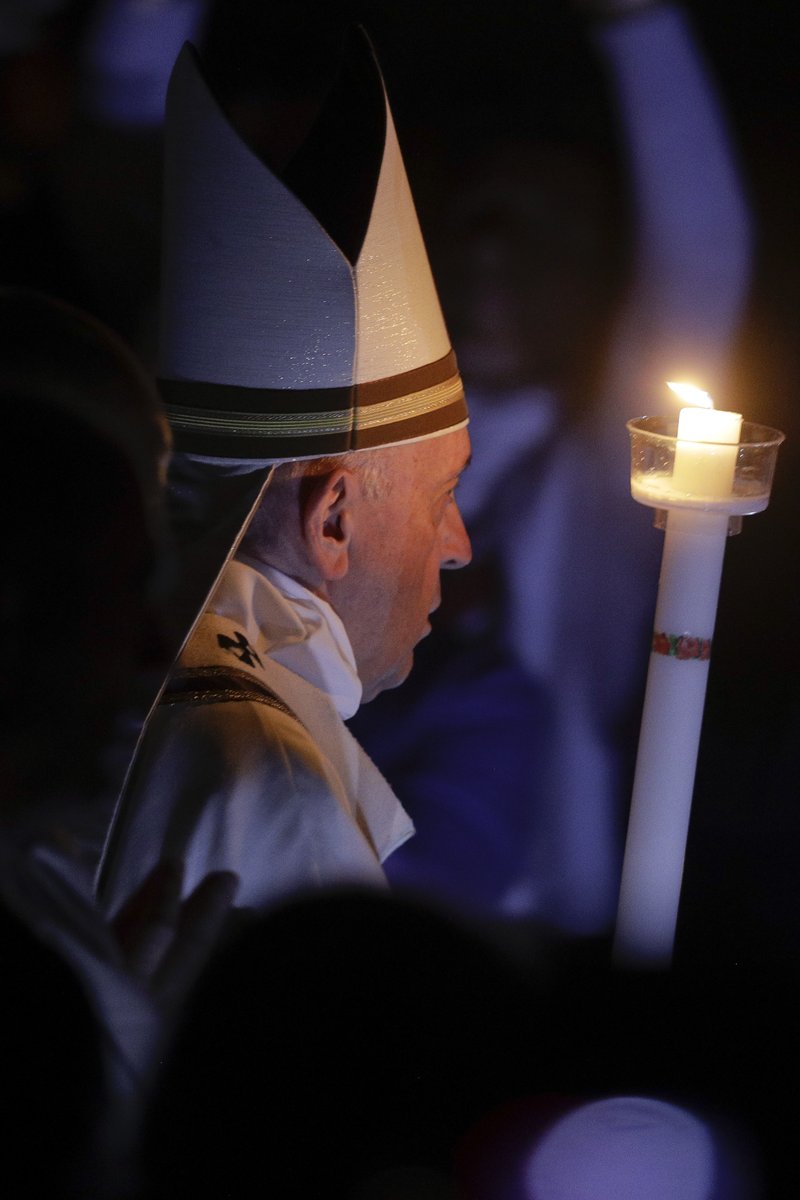 Pope during Easter vigil reject the 'glitter of wealth'