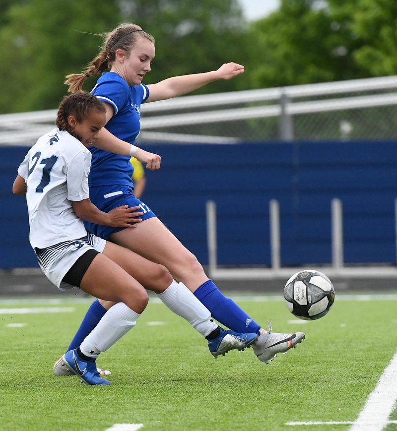 NWA Democrat-Gazette/J.T. WAMPLER Rogers' Ashlynn Robinson and Springdale Har-Ber's Kania Starks vie for the ball Wednesday May 1, 2019. Rogers won 4-2 in a shoot-out after tying 0-0 in regulation time.
