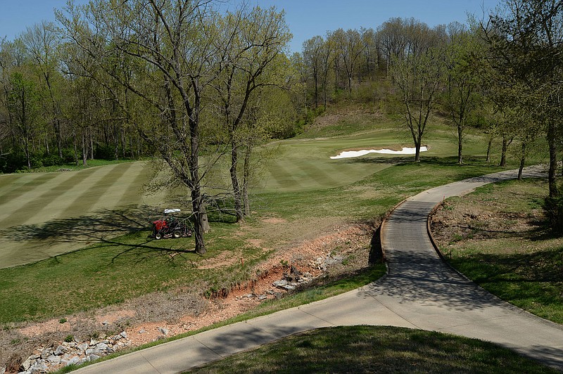 COLLEGE GOLF Arkansas holds on to team leads throug second round of