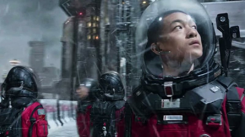 Liu Qi (Chuxiao Qu) is a bitter and rebellious young man called upon to save the world in The Wandering Earth, a Chinese sci-fi blockbuster now streaming on Netflix. 