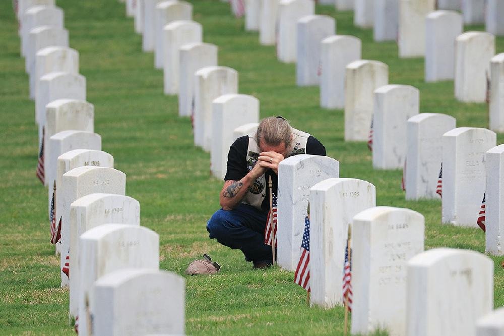 Hundreds honor fallen soldiers at Little Rock National Cemetery