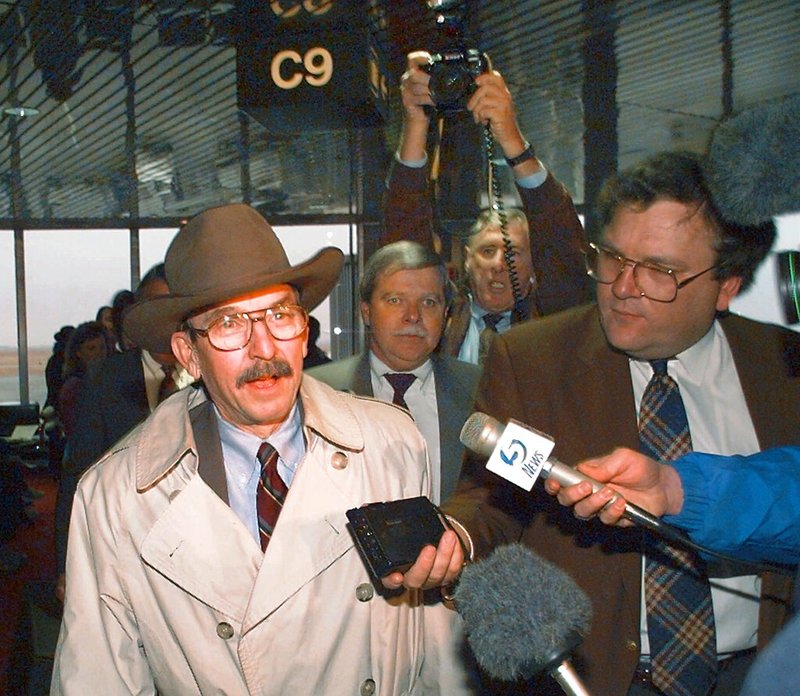 In this Dec. 12, 1995, file photo, U.S. Federal Judge Richard Matsch is swarmed by reporters and photographers as he arrives at Will Rogers World Airport in Oklahoma City. Matsch, the no-nonsense federal judge who gained national respect overseeing the Oklahoma City bombing trials died on Sunday, May 26, 2019, Jeffrey Colwell, the clerk of Colorado's federal court said. He was 88. (AP Photo/David Longstreath, File)