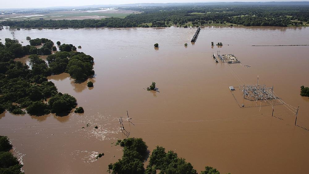 Levee break puts Dardanelle in peril