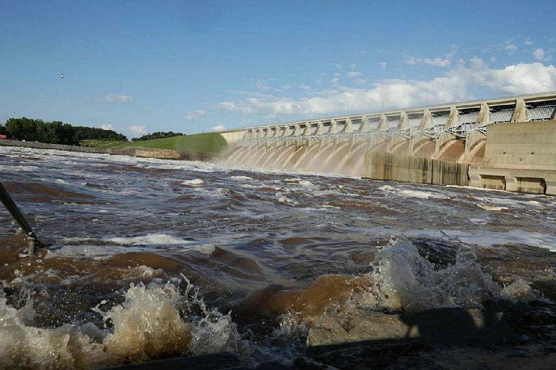 Water pours through the dam on Oklahoma’s Keystone Lake on May 13. The fl ow reached 275,000 cubic feet per second for several days in a row, U.S. Army Corps of Engineers hydrologist David Williams said. The rate was almost three times higher than that of Niagara Falls.