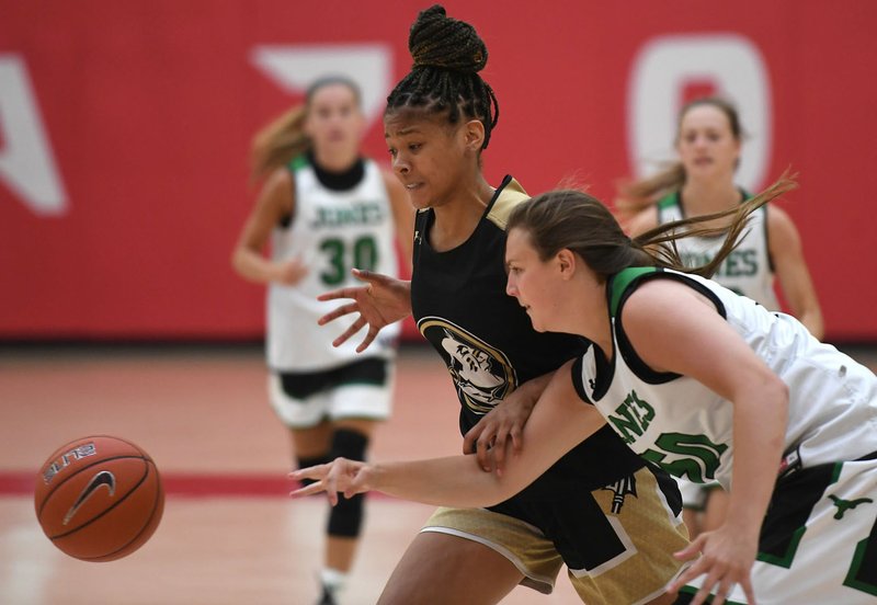 NWA Democrat-Gazette/J.T. WAMPLER Elauna Eaton of Nettleton plays during a basketball camp Monday. Nettleton is one of the state's top uncommitted players in the 2020 class.