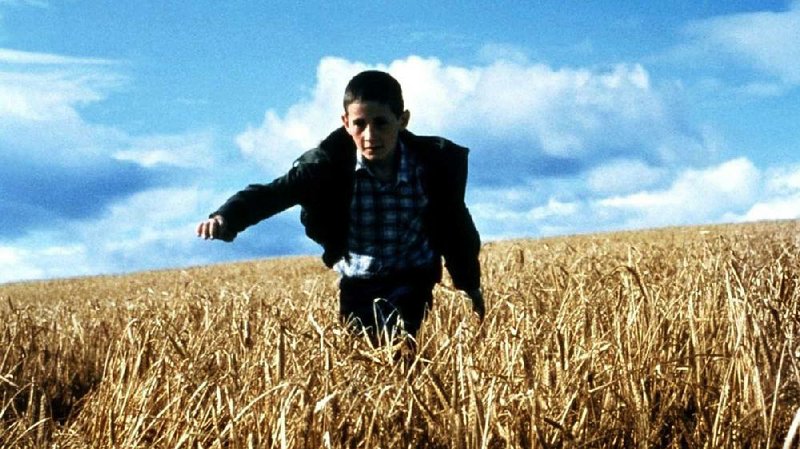 James (William Eadie) is a lonely 12-year-old dragging around a lot of guilt in Lynne Ramsay’s debut film Ratcatcher (1999). 