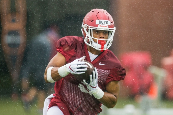 WholeHogSports - 'Limping' Knox gets in practice