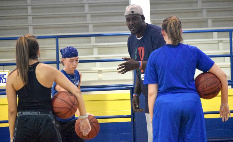 Westside Eagle Observer/MIKE ECKELS Fess Thompson (center) stops to work out a few bugs with Abby Tilley (left), Seth Coleman and Annabelle Schopper during the Bulldogs and Lady Bulldogs off-season practice at Peterson Gym in Decatur Aug. 7. Tilley and Schopper were part of Thompson's Lady Bulldog team that made it to the state 2A playoffs last season.
