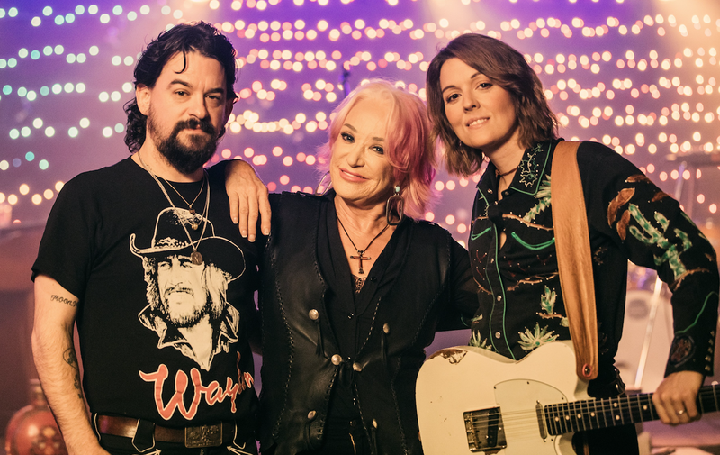 The country music artist Tanya Tucker (center) stands with Shooter Jennings and Brandi Carlile. Jennings and Carlile produced Tucker’s new album. (The New York Times/ERIC RYAN ANDERSON)