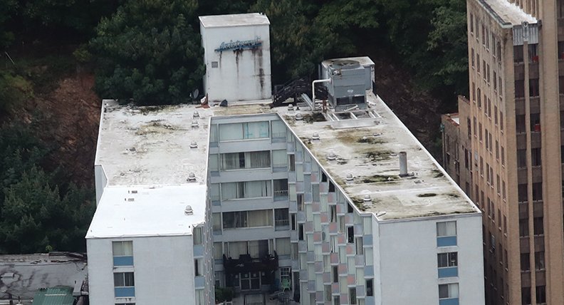 The Sentinel-Record/Richard Rasmussen
ON NOTICE: The damaged roof of the Aristocrat Manor Apartments can be seen from the Hot Springs Mountain Tower Tuesday. Ownership said water damage in the interior of the building was caused by a toilet being thrown onto the roof from a nearby building.