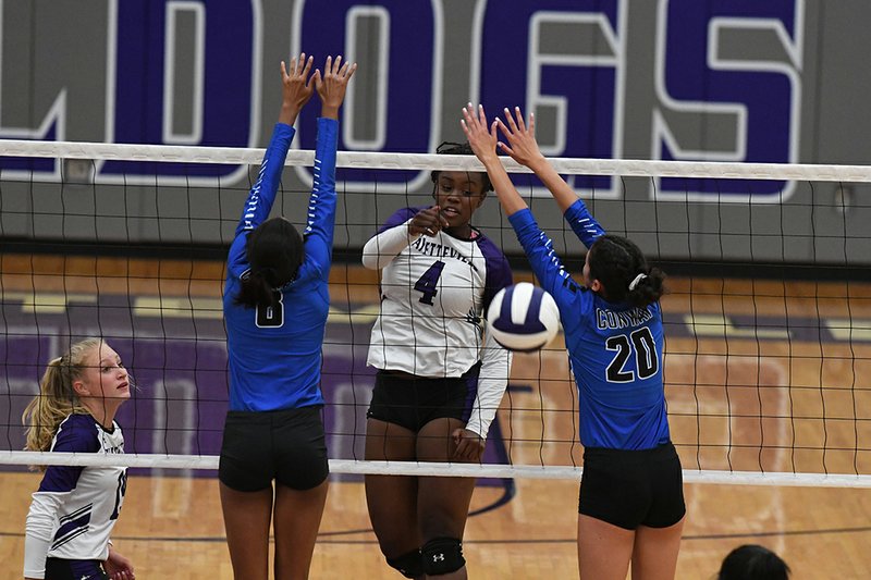 NWA Democrat-Gazette/J.T.WAMPLER 
Fayetteville's Arianna Walter (center) gets the ball past Conway's Madison Holloway (left) and Coryn Chaffin on Tuesday, Sept. 3, 2019, at Fayetteville. Fayetteville won the match 3-1.