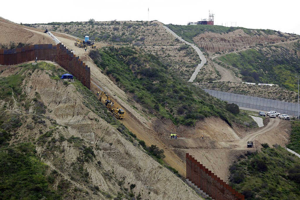 Pentagon defers 127 building projects to fund border wall | Northwest ...