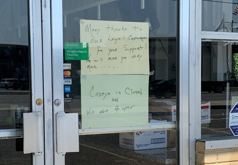 Notes on the door of Casey’s Bar-B-Que on Cantrell Road thank loyal customers and inform them that the restaurant will not reopen. Arkansas Democrat-Gazette/Eric E. Harrison