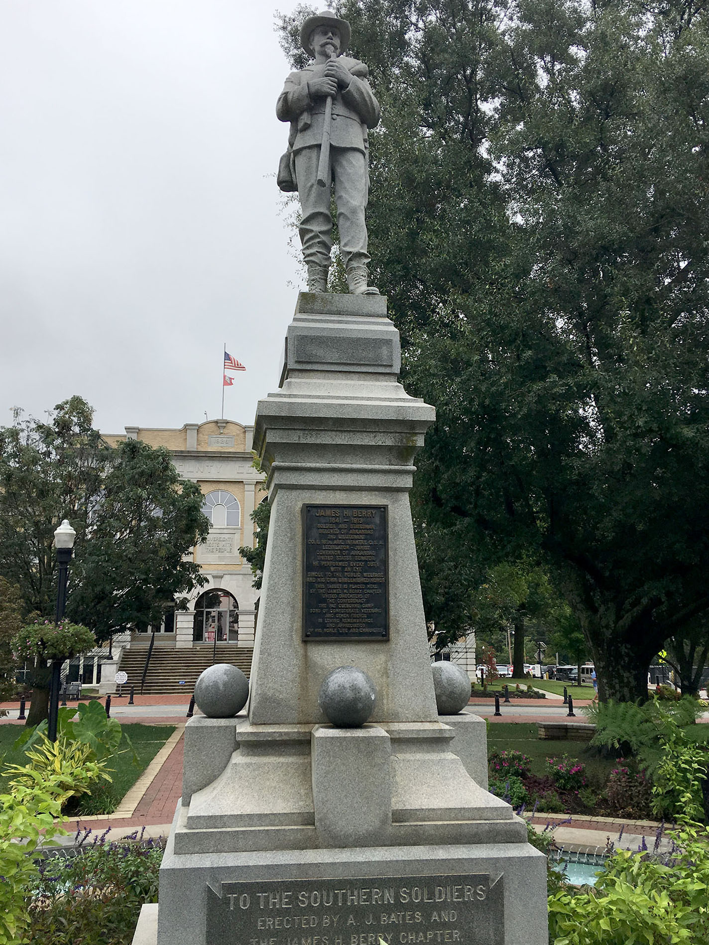 Photo Confederate Statue In Bentonville Square Vandalized Again