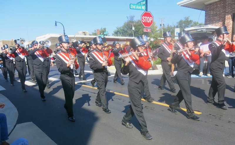 Gravette homecoming parade pumps up school spirit | Westside Eagle Observer