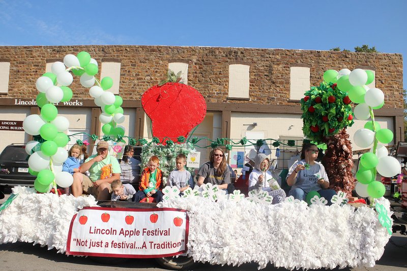 LYNN KUTTER ENTERPRISE-LEADER The Lincoln 4-H Club participated in the Arkansas Apple Festival Parade on Saturday morning. Clubs across the country are celebrating National 4-H Week Oct. 6-12.