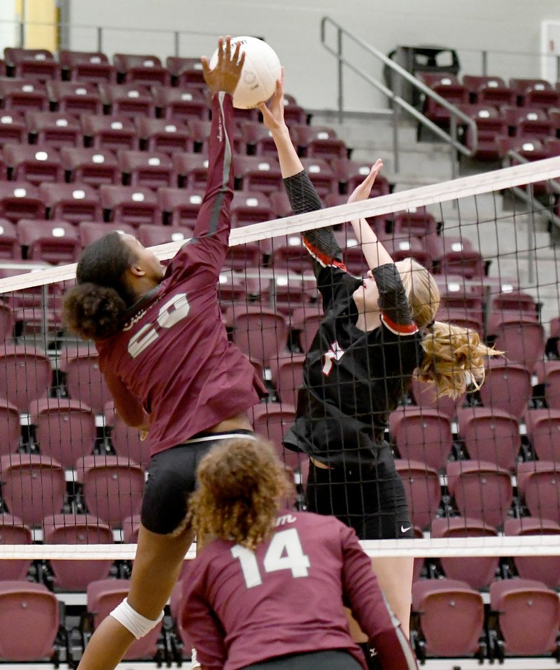 Bud Sullins/Special to Siloam Sunday Siloam Springs senior Jael Harried (left) works at the net against Vilonia's Madison Wright on Tuesday at Panther Activity Center.