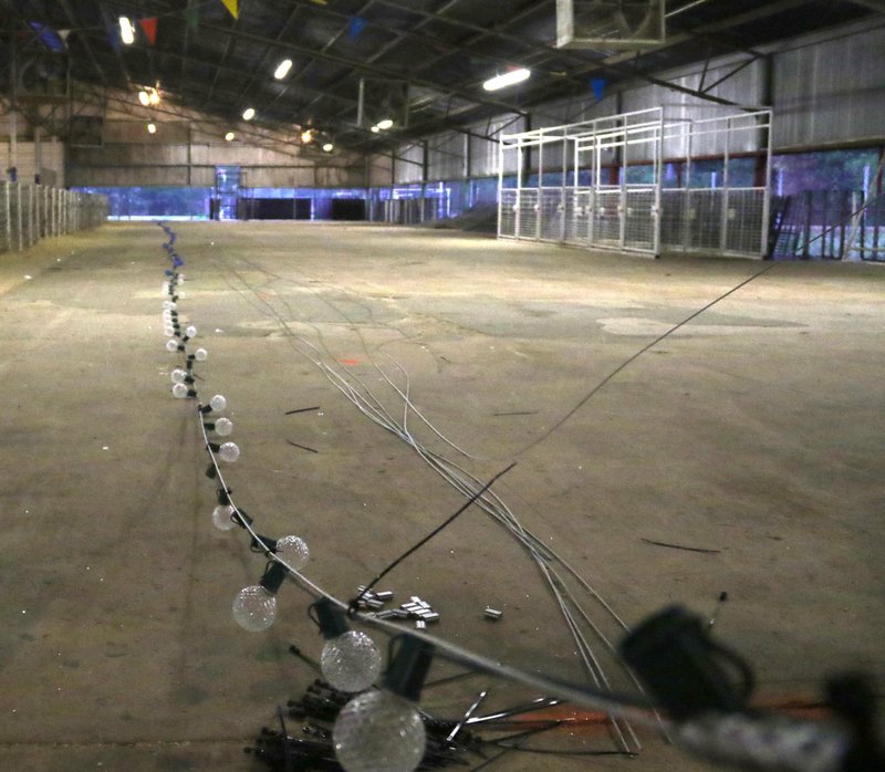 Volunteers needed to bring Christmas tree back to life El Dorado News