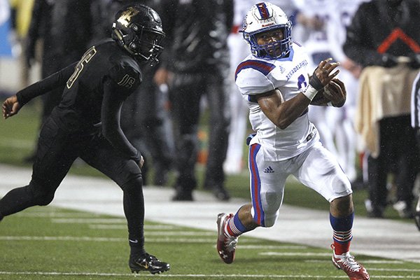 Arkadelphia running back Kyren Harrison (2) races around Robinson safety Mekel Kentle (16) for a 35-yard touchdown run in the fourth quarter of Arkadelphia's 28-0 win in the Class 4A state championship game on Saturday, Dec. 8, 2018, at War Memorial Stadium in Little Rock.
